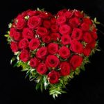 Friedhof Mering: Trauerherz mit roten Rosen
